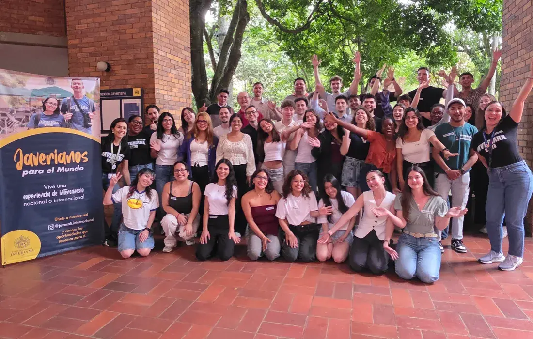 Dos estudiantes internacionales felices en su primer día en la Javeriana Cali