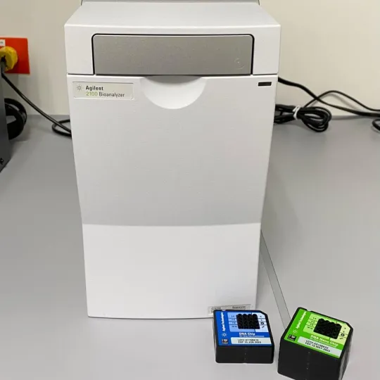 Sistema de análisis de ácidos nucleicos Bioanalyzer 2100 Agilent