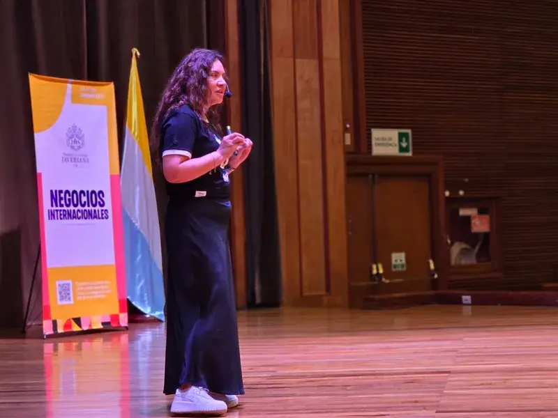 Yesenia Niño, gerente de Cinecolor, empresa representante de Disney en Colombia, durante su conferencia en la Javeriana Cali